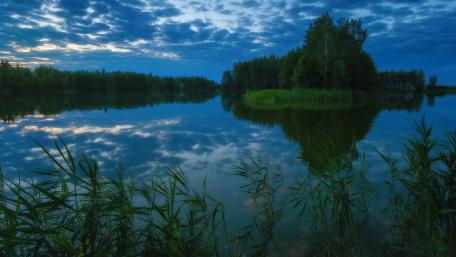 Serene Twilight Reflections in Nature's Embrace wallpaper