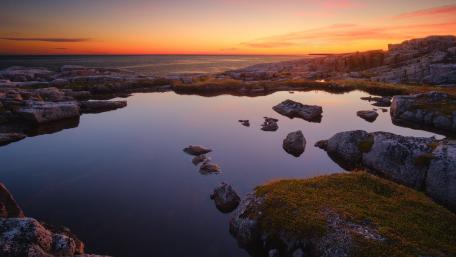 Serene Sunset Over Tranquil Waters wallpaper