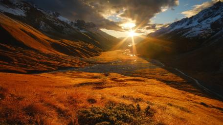 Majestic Sunset Over Mountain Valley wallpaper