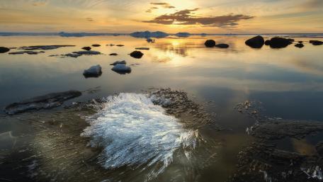 Tranquil Sunset Over Icy Waters wallpaper