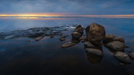 Serene Twilight Over Calm Waters wallpaper