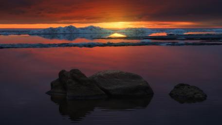 Serene Sunset over Tranquil Waters wallpaper