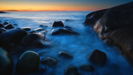 Serene Twilight Over Calming Waters wallpaper