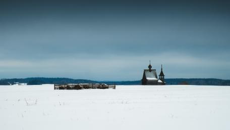 Winter Serenity in a Snowy Landscape wallpaper