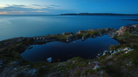 Serene Coastal Reflections at Dusk wallpaper