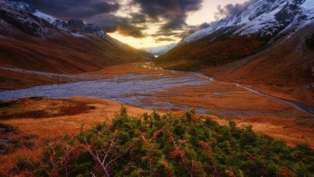 Majestic Valley at Dusk wallpaper