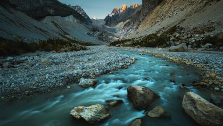 Tranquil Mountain River Scene wallpaper