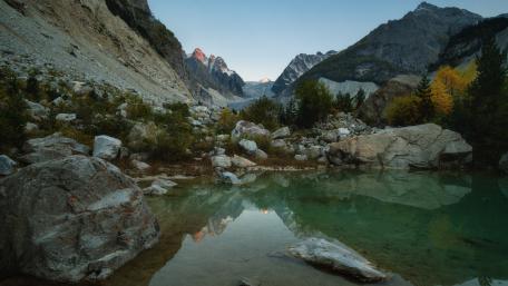 Serene Reflection in Majestic Mountains wallpaper