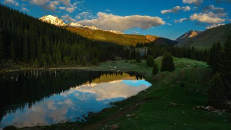 Serene Mountain Reflections in Tranquil Lake wallpaper
