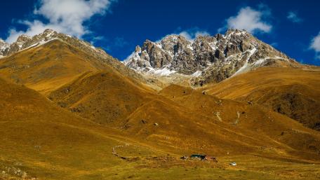 Majestic Mountain Peaks Under a Bright Blue Sky wallpaper