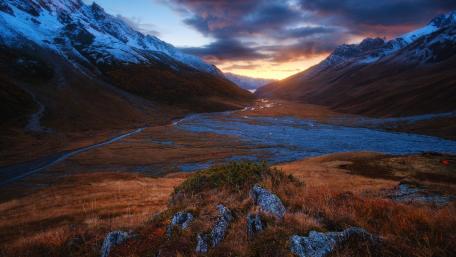 Majestic Mountain Valley at Dusk wallpaper