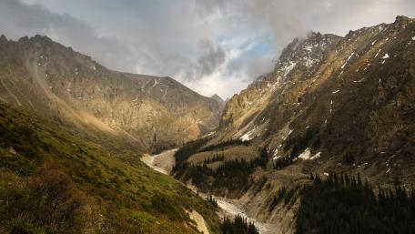 Majestic Mountain Valley at Dusk wallpaper