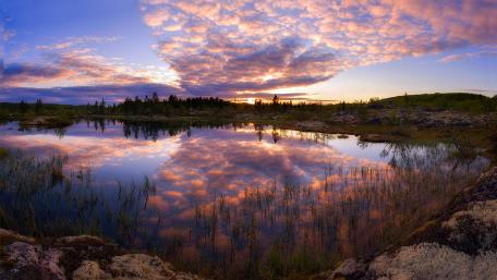 Serene Sunset Over Tranquil Waters wallpaper