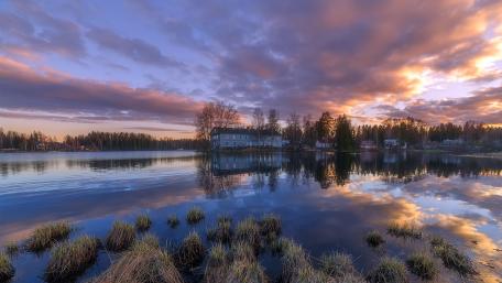 Tranquil Sunset Over a Serene Lake wallpaper