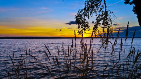 Serene Sunset Over Tranquil Waters wallpaper