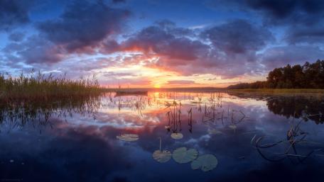 Serene Sunset Over Tranquil Waters wallpaper