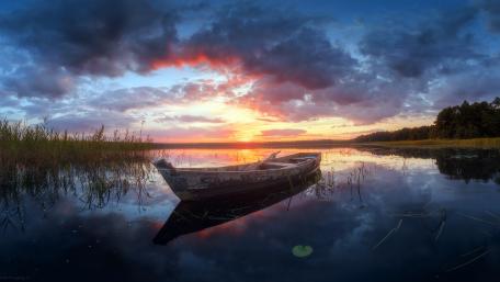 Serene Sunset Reflection Over a Tranquil Lake wallpaper