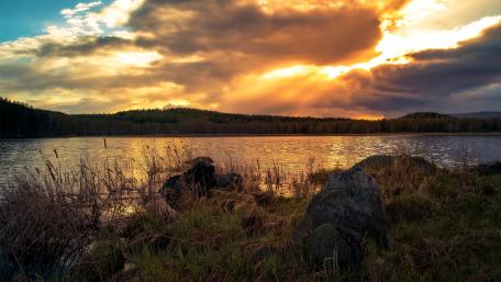 Majestic Sunset Over Tranquil Lake Scene wallpaper
