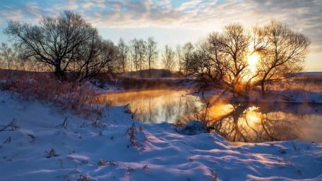 Tranquil Winter Sunset Over a Serene River wallpaper