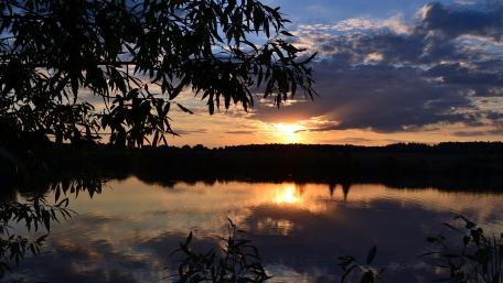 Serene Sunset Over Tranquil Waters wallpaper
