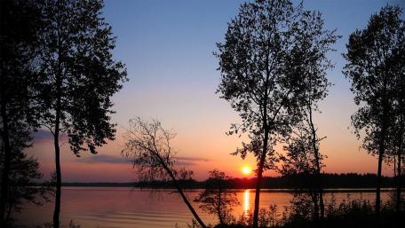Serene Sunset Over Tranquil Waters wallpaper