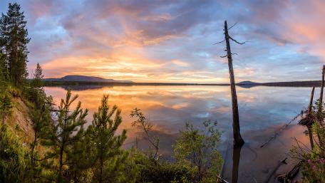 Serene Sunset Over Tranquil Waters wallpaper