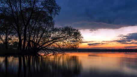 Serene Sunset Reflections on a Calm Lake wallpaper
