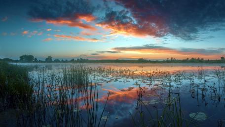 Tranquil Sunrise Over Still Waters wallpaper