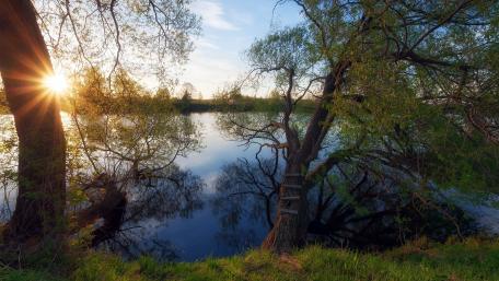 Serene Sunset Over Tranquil Waters wallpaper
