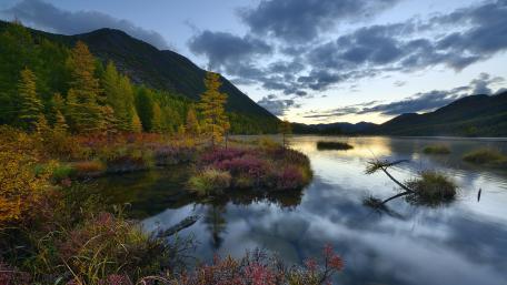 Tranquil Autumn Reflections in Nature's Embrace wallpaper