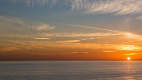 Tranquil Sunset Over Calm Waters wallpaper