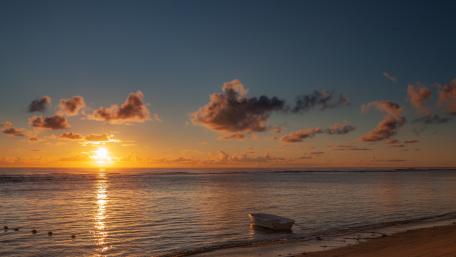 Serene Sunset Over Tranquil Waters wallpaper