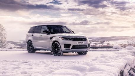 Majestic Range Rover in a Winter Wonderland wallpaper