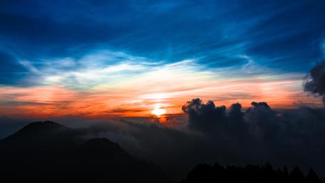 Stunning Dusk Over Majestic Mountains wallpaper
