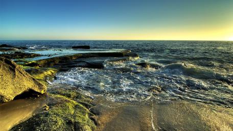 Tranquil Ocean Waves at Sunset wallpaper