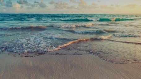 Serene Waves Caressing the Shoreline wallpaper