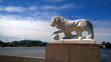 Majestic Lion Statue Overlooking the Cityscape wallpaper
