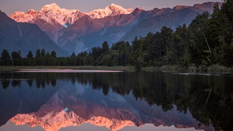 Serene Mountain Reflection at Dusk wallpaper