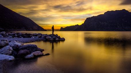 Serene Sunset Over Tranquil Waters wallpaper