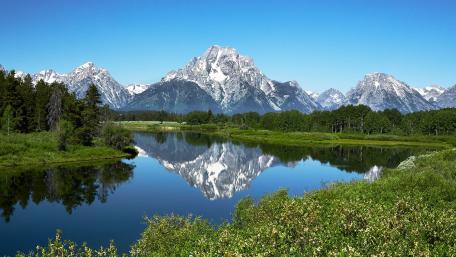 Serene Mountain Reflection in Tranquil Waters wallpaper