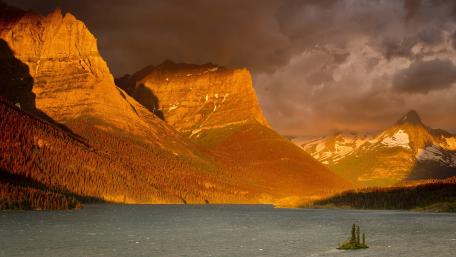 Majestic Sunset Over Serene Mountain Lake wallpaper