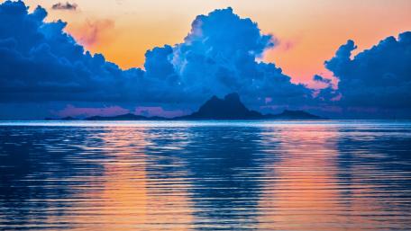 Tranquil Sunset Over Serene Waters wallpaper