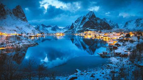 Majestic Winter Mountains Under a Twilight Sky wallpaper