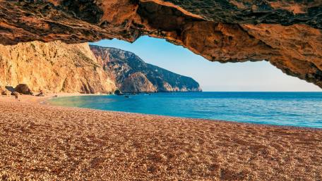 Tranquil Coastal Escape for Nature Lovers wallpaper