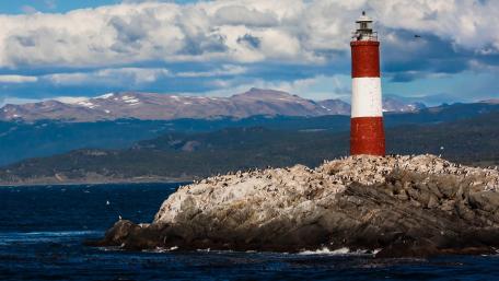 Bold Lighthouse on Rugged Coastline wallpaper