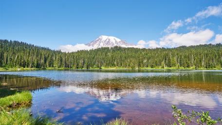 Serene Mountain Reflection in Tranquil Lake Waters wallpaper