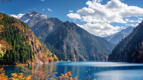 Stunning Mountain Landscape Reflected in Tranquil Lake wallpaper