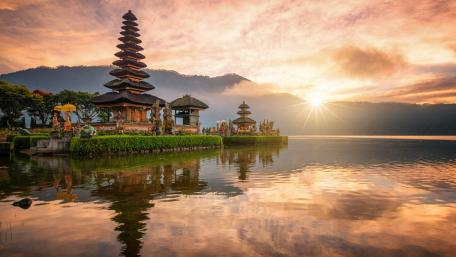 Breathtaking Sunrise Over Balinese Temple Scene wallpaper