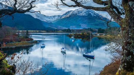 Serene Reflections in a Coastal Landscape wallpaper