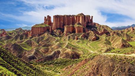 Majestic Mountain Ranges Under a Clear Sky wallpaper